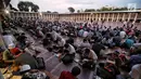Umat muslim buka puasa bersama di Masjid Istiqlal, Jakarta, Senin (6/5/2019). Pengurus Masjid Istiqlal menyiapkan 3.500 nasi  kotak setiap harinya selama Ramadan. (Liputan6.com/Faizal Fanani)