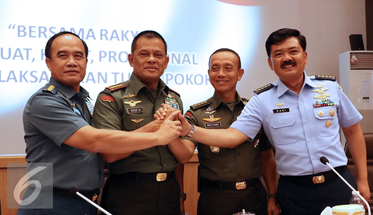 Panglima TNI, Jenderal Gatot Nurmantyo (kedua kiri) bersalam komando bersama Kepala Staf TNI jelang memberi keterangan usai Rapim TNI tahun 2017 di Jakarta, Kamis (19/1). Panglima menjelaskan hasil Rapim TNI tahun 2017. (Liputan6.com/Helmi Fithriansyah)