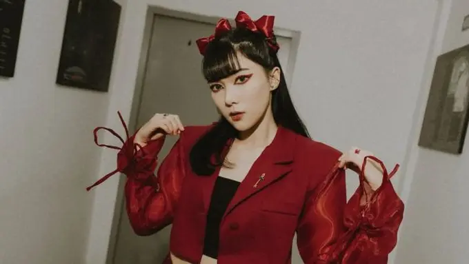 Potret Outfit Manggung Isyana Sarasvati Gaya Edgy (credit: instagram/isyanasarasvati)