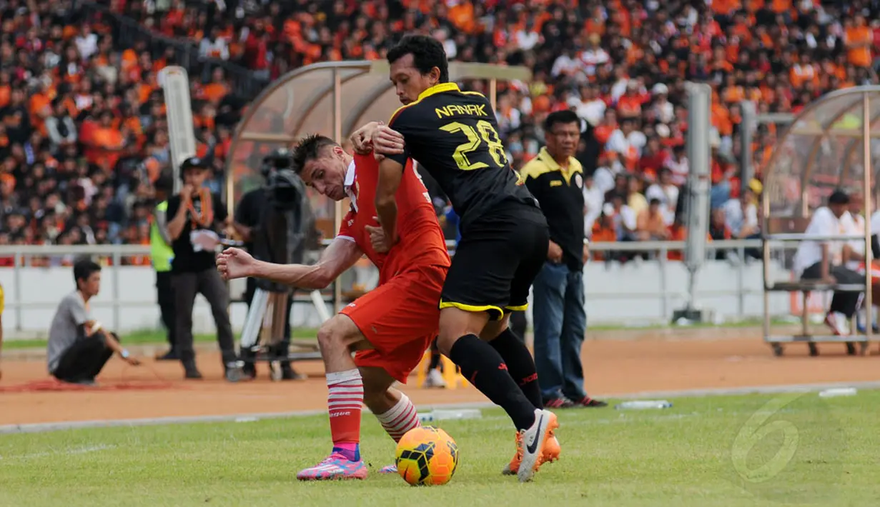 Pemain depan Persija, Yevgeni Kabayev (kiri) berebut bola dengan Nanak (Sriwijaya FC) saat berlaga di Trofeo Persija di Stadion GBK Jakarta, (11/1/2015). Persija, Arema Cronus dan Sriwijaya FC menjadi juara bersama. (Liputan6.com/Helmi Fithriansyah)