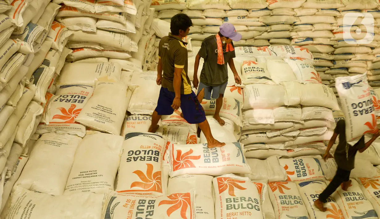 Pekerja memanggul karung beras Bulog di kawasan Kelapa Gading, Jakarta, Kamis (27/2/2020). Jelang Ramadan dan Idul Fitri 2020 Perusahaan Umum Badan Urusan Logistik atau Perum Bulog siap mengamankan pasokan beras di seluruh wilayah Indonesia mencapai 1,7 juta ton. (merdeka.com/Imam Buhori)