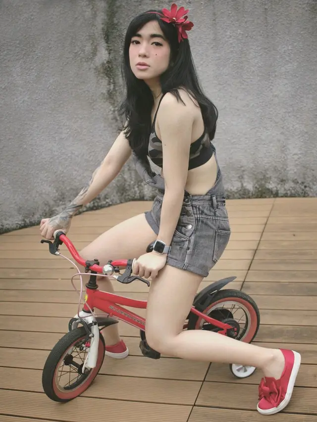 7 Potret Terbaru Prisa, Gitaris Cewek yang Duet dengan J-Rocks