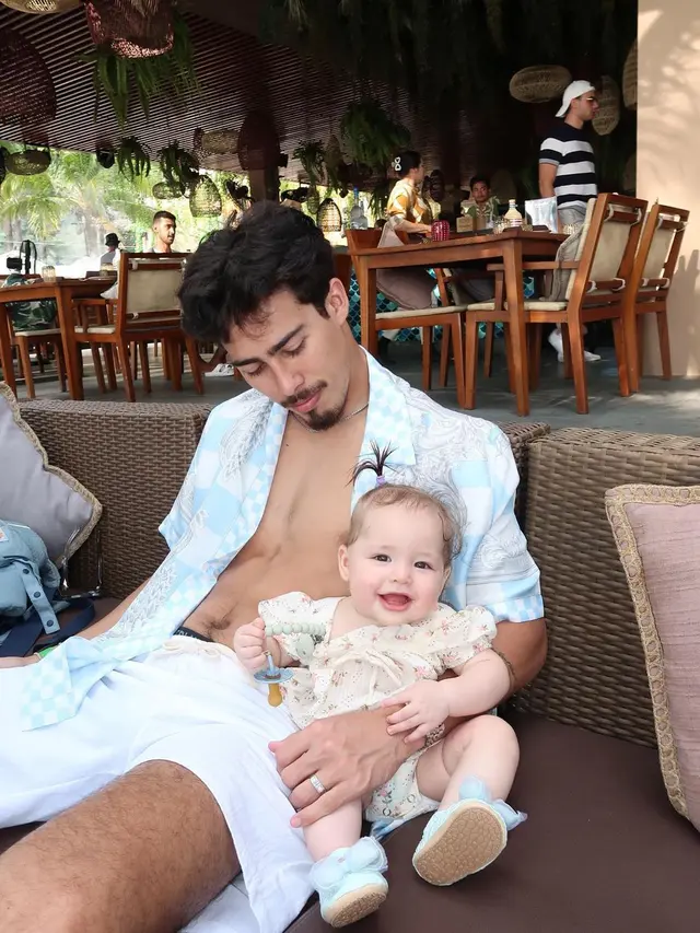 Mendiang Dali Wassink bersama anaknya (Instagram/dali.wassink)