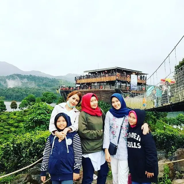 Gugat Cerai, Ini 6 Potret Kebersamaan Nita Thalia dan Istri Pertama Suami