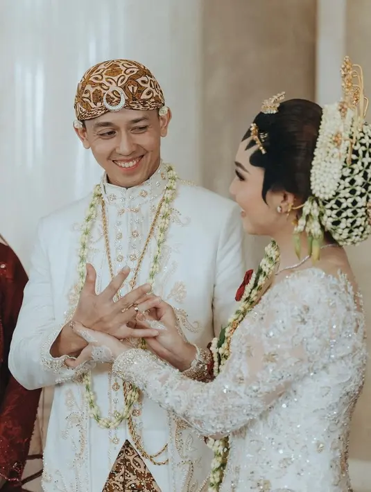 Beskap tersebut  dilengkapi dengan kain batik sebagai bawahan dan blangkon. [@morden.co].