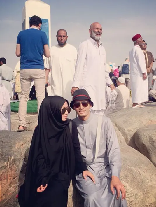 ‎"Saya dan istri saya itu pasangan mager. Kalau nggak ada urusan banget ya tidur saja di rumah, main sama anak. Soalnya kerjaan kita harus ke luar kota atau ke luar negeri. Jadi kalau libur tidur," tambahnya. (Instagram/fedinuril)