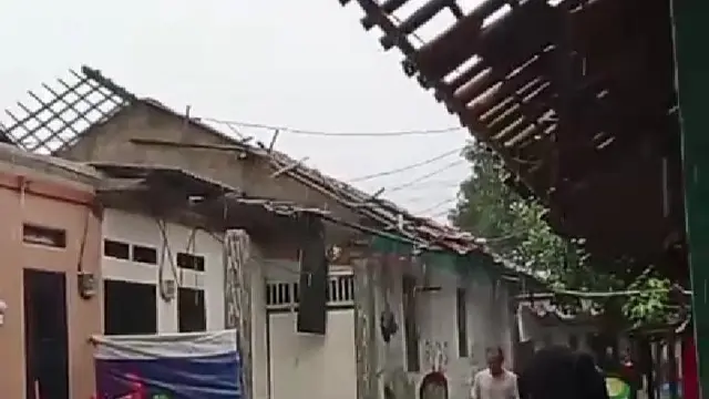 Rumah warga di Ciseeng Bogor porak-poranda di terjang angin kencang, Selasa (18/11/2025).