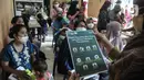 Petugas Promosi Kesehatan Puskesmas Kecamatan Menteng saat sosialisasi pencegahan Hepatitis Akut di Rukun Warga 03, Kelurahan Cikini, Jakarta, Senin (23/5/2022). Sosialisasi guna mencegah penyebaran sekaligus mengimbau warga menerapkan Pola Hidup Bersih dan Sehat (PHBS) agar terhindar penyakit Hepatitis Akut yang marak menyerang anak-anak. (merdeka.com/Iqbal S Nugroho)