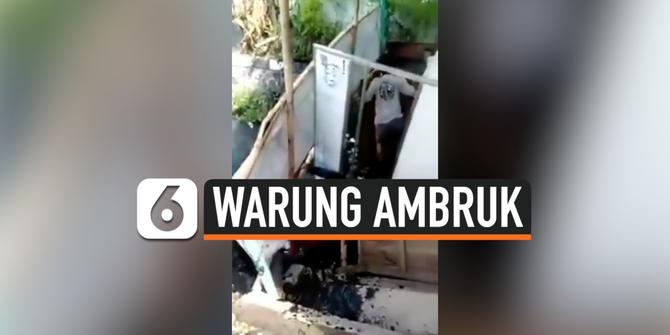 VIDEO: Warung Ambruk saat Pembeli Lagi Asik Makan di Siang Bolong