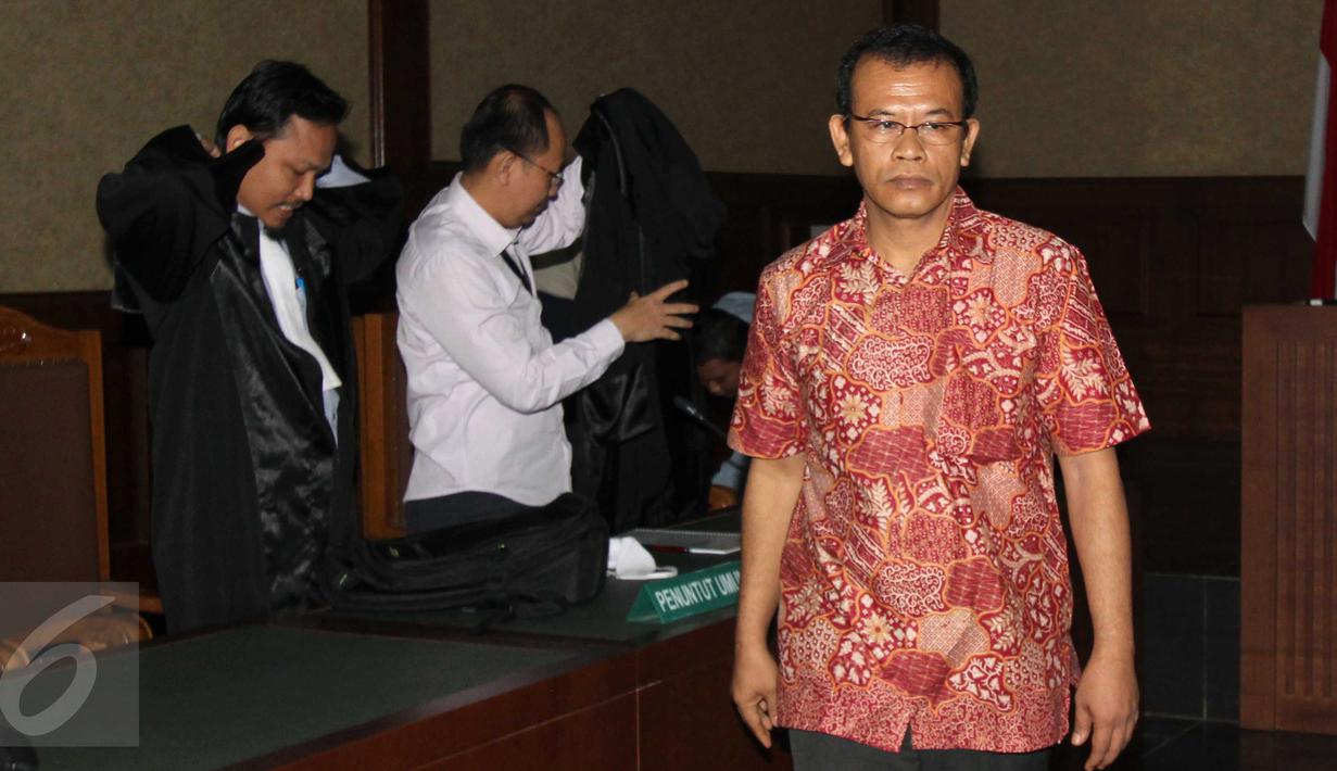 Dermawan Ginting bergegas keluar usai menjalani Sidang Vonis di Pengadilan Tipikor, Jakarta, Rabu (20/1/2016). Ginting divonis 2 tahun penjara dan denda Rp200 juta karena terbukti menerima suap dari Gatot Pujo. (Liputan6.com/Helmi Afandi)