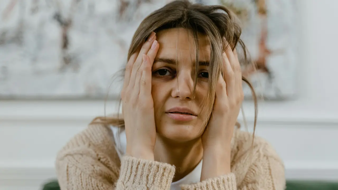 perempuan yang mengalami relationship anxiety