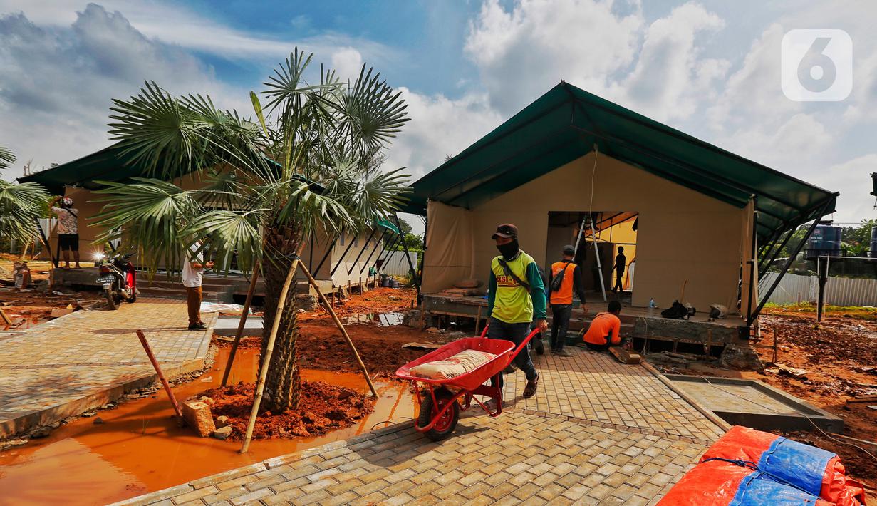 Pekerja menyelesaikan pembangunan penambahan ruang isolasi di Rumah Lawan COVID (RLC) Serpong, Tangerang Selatan, Kamis (11/2/2021). Pembangunan berkonsep Tenda Glamour Camping itu bertujuan menambah kapasitas RLC untuk karantina pasien COVID-19 sebanyak 160 tempat tidur. (Liputan6.com/Angga Yuniar)