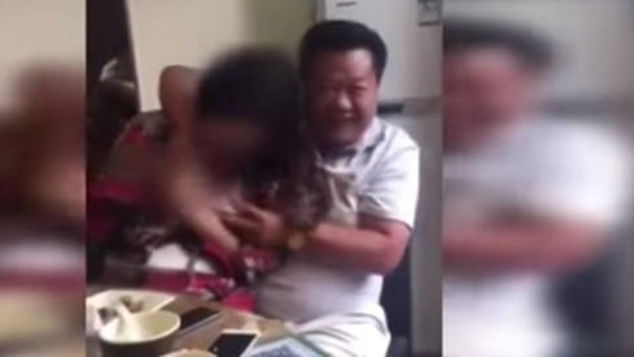Pejabat bejat China terekam kamera telanjangi wanita di restoran