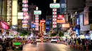 Pemandangan umum menunjukkan jalan utama di Chinatown Bangkok pada malam hari (16/9/2020). Chinatown Bangkok adalah salah satu Chinatown terbesar di dunia. Didirikan pada tahun 1782 ketika kota ini didirikan sebagai ibu kota Kerajaan Rattanakosin.  (AFP/Mladen Antonov)
