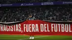 Sebuah spanduk bertuliskan dalam bahasa Spanyol, "Rasis, menjauhlah dari sepak bola" ditampilkan sebelum pertandingan La Liga Spanyol antara Valladolid vs Barcelona di stadion Jose Zorrilla Selasa, 23 Mei 2023. (AP Photo/Manu Fernandez)