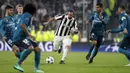 Striker Juventus, Gonzalo Higuain, berusaha melewati pemain Real Madrid pada laga Liga Champions di Stadion Allianz, Selasa (3/4/2018). Juventus takluk 0-3 dari Real Madrid. (AP/Luca Bruno)