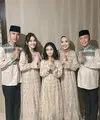 Ayu Ting-Ting dan keluarga memilih busana bernuansa nude sebagai baju Lebaran keluarga tahun ini [@ayutingting92]