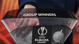 Wakil Sekretaris Jenderal UEFA Giorgio Marchetti mengambil bola dari mangkuk pengundian babak 16 besar turnamen sepak bola Liga Europa 2023-2024 di House of European Football di Nyon, pada 23 Februari 2024. (Fabrice COFFRINI/AFP)