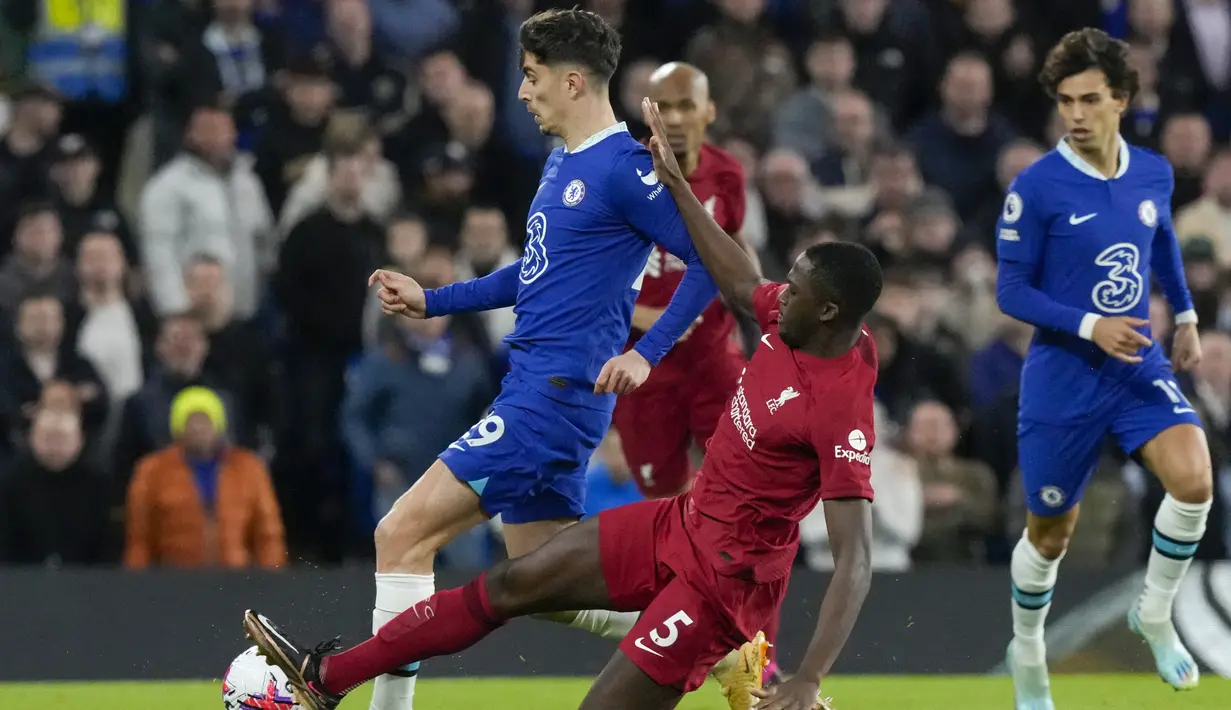 Pemain Chelsea, Kai Havertz, berusaha melewati pemain Liverpool pada laga Liga Inggris di Stadion Stamford Bridge, Rabu (5/4/2023). Dengan hasil ini, Liverpool tertahan di peringkat ke-8 dengan 43 poin. Chelsea masih berada di peringkat ke-11 dengan 39 poin. (AP Photo/Frank Augstein)