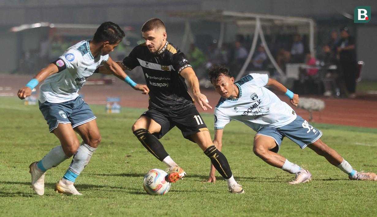 Pemain Dewa United, Majed Osman, berusaha melewati pemain Persita Tangerang pada laga BRI Liga 1 di Stadion Indomilk Arena, Tangerang, Kamis (27/3/2024). (Bola.com/M Iqbal Ichsan)