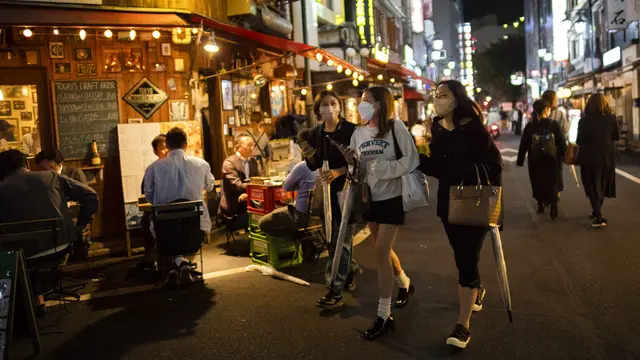 Suasana Malam Pertama Pencabutan Status Darurat COVID-19 di Jepang