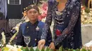 Pilihan kebaya tersebut tampak serasi dengan Denny Caknan yang mengenakan beskap warna navy senada. [@@faralljibrill_official/@asrileksono_parasasriofficial]