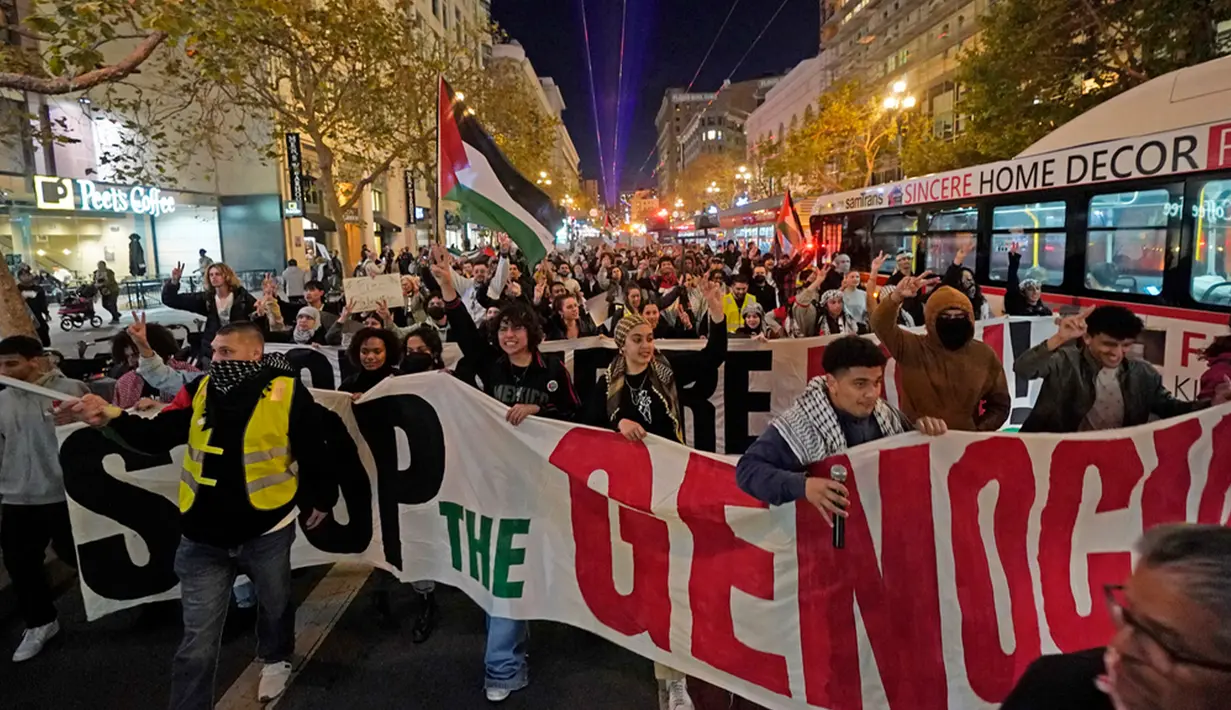 <p>Ribuan orang turun ke jalan utama Kota San Francisco mendesak pembebasan Palestina dan gencatan senjata di Jalur Gaza. (AP Photo/Godofredo A. V&aacute;squez)</p>