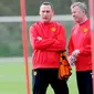 Manajer MU, Sir Alex Ferguson (kanan) berbincang-bincang dengan coach Rene Meulensteen saat sesi latihan di Carrington, Manchester, 6 April 2009 jelang laga perempat final Liga Champions. AFP PHOTO/PAUL ELLIS 