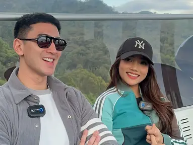 Verrell Bramasta memang memiliki jadwal pekerjaan di Malaysia, namun ia tetap meluangkan waktu untuk bertemu Fuji. Kesempatan ini dimanfaatkan mereka untuk menjelajahi Genting Highlands, salah satu tempat favorit Verrell saat berkunjung ke Negeri Jiran. Momen menggemaskan pun terjadi saat mereka menaiki gondola bersama. (Liputan6.com/Tiktok/@mybramastavrl)
