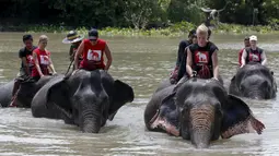 Pawang dan relawan saat memandikan gajah di sungai Pasak di Ayutthaya, Bangkok, Thailand, (11/8/2015). Thailand akan merayakan Hari Gajah Dunia pada tanggal 12 Agustus 2015. (REUTERS/Chaiwat Subprasom)