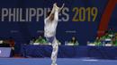 Atlet wushu Indonesia, Edgar Xavier, beraksi pada SEA Games 2019 cabang wushu nomor Taoulu Chanquan di World Trade Center, Manila, Minggu (1/12). Mendapat nilai 9,59, dirinya gagal meraih medali. (Bola.com/M Iqbal Ichsan)