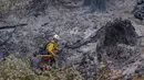 <p>Seorang petugas pemadam kebakaran bekerja untuk menahan api Cedar Creek di sebelah timur Oakridge, Oregon, Senin (12/9/2022). Kebakaran Cedar Creek di timur Kota Eugene, Oregon, mengalami pertumbuhan "ekstrem" selama akhir pekan. Hingga saat ini, kebakaran telah menghabiskan 35.100 hektare. (Photo by Dan Morrison/AFP)</p>