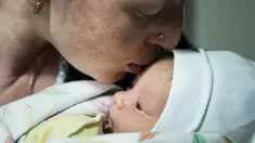 Kateryna Suharokova mencium putranya yang baru lahir, Makar di ruang bawah tanah rumah sakit bersalin yang diubah menjadi bangsal medis dan digunakan sebagai shelter bom di Mariupol, Ukraina, Senin (28/2/2022). Bayi itu lahir di tengah invasi militer Rusia ke Ukraina. (AP Photo/Evgeniy Maloletka)