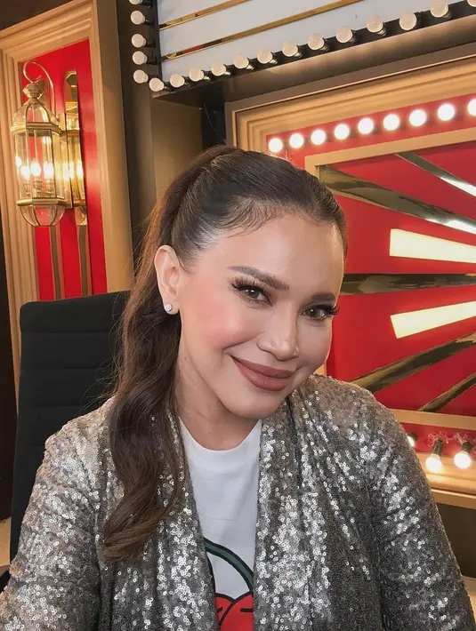 Di bagian complexion, Tasya mengaplikasikan tampilan flawless dengan kontur di bagian hidung dan pipi. Menghasilkan tampilan wajah tirus dengan hidung yang lebih mancung. [@tasyafarasya]