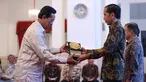 Presiden Jokowi memberikan Anugerah Dana RAKCA 2016 kepada Gubernur DI Yogyakarta Sri Sultan HB X di Istana Negara, Jakarta, Rabu (7/12). Penghargaan RAKCA 2016 diberikan Kemenkeu RI bagi daerah berkinerja baik. (Liputan6.com/Faizal Fanani)