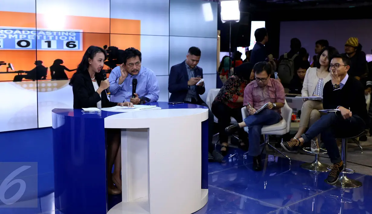 Dewan juri mengamati salah satu peserta yang mengikuti lomba produksi berita yang diadakan di booth EMTEK Group dalam Indonesia Broadcasting Expo (IBX) 2016 di Gedung Balai Kartini, Jakarta, Minggu (23/10). (Liputan6.com/Gempur M Surya)