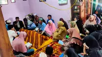 Suasana saat jenasah AM, santri Pondok Modern Darussalam Gontor Ponorogo Jatim, tiba di rumah duka di Kota Palembang Sumsel (Liputan6.com / Nefri Inge)