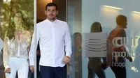 Iker Casillas bersama sang istri, Sara Carbobero, meninggalkan rumah sakit di Porto tempat ia dirawat akibat serangan jantung, Senin waktu setempat (6/5/2019). (AFP/Miguel Riopa)