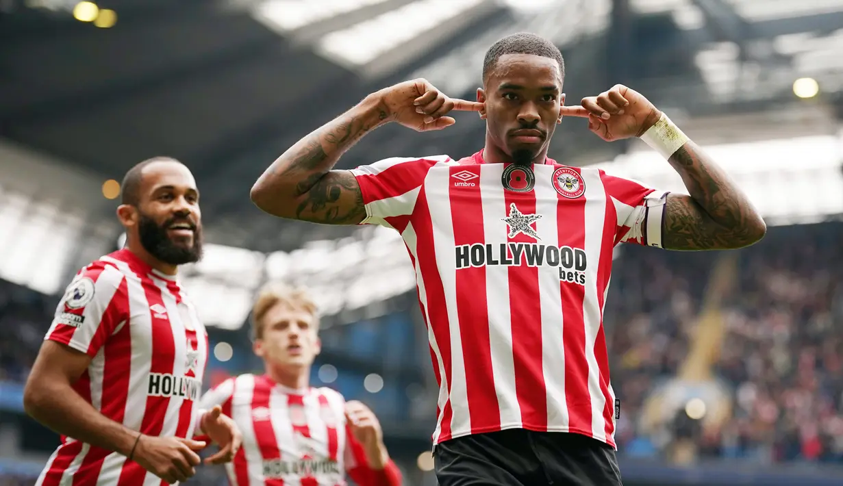 Pemain Brentford Ivan Toney melakukan selebrasi usai mencetak gol ke gawang Manchester City pada pertandingan sepak bola Liga Inggris di Etihad Stadium, Manchester, Inggris, 12 November 2022. Manchester City kalah 1-2 dari Brentford. (AP Photo/Dave Thompson)