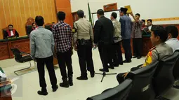 Calon wakil gubernur DKI Jakarta, Djarot Saiful Hidayat (batik biru) diambil sumpahnya sebelum memberikan kesaksian dalam sidang kasus pengadangan kampanyenya dengan terdakwa Naman Sanip di PN Jakarta Barat, Jumat (16/12). (Liputan6.com/Gempur M Surya)