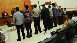 Calon wakil gubernur DKI Jakarta, Djarot Saiful Hidayat (batik biru) diambil sumpahnya sebelum memberikan kesaksian dalam sidang kasus pengadangan kampanyenya dengan terdakwa Naman Sanip di PN Jakarta Barat, Jumat (16/12). (Liputan6.com/Gempur M Surya)