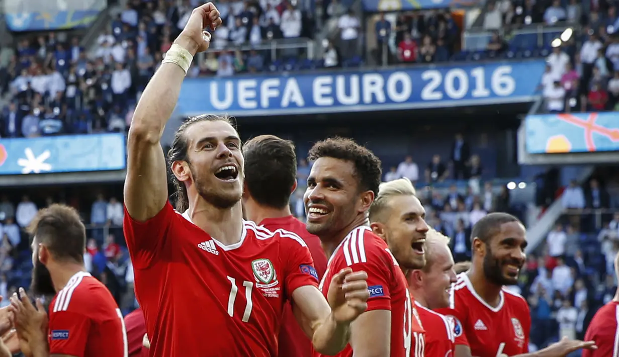 Wales - The Dragon tampil sangat mengejutkan karena mampu mencapai babak semifinal pada gelaran Euro 2016. Mereka juga menjadi puncak klasemen grup menggeser Inggris dan berhasil mengalahkan Belgia pada perempat final. Namun Wales takhluk di semifinal oleh Portugal. (Foto: AFP/Thomas Samson)