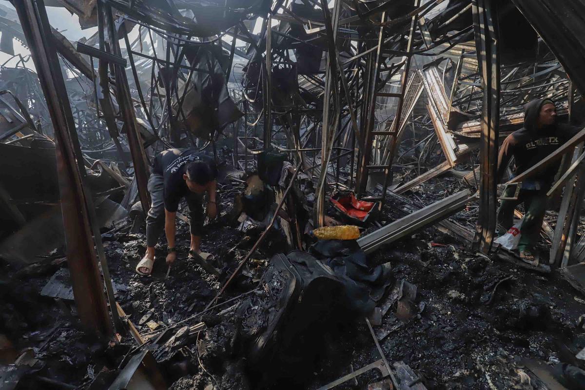 FOTO: Pedagang Taman Puring Mencari Sisa Dagangan Usai Kebakaran Besar
