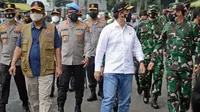 Ketua Satgas COVID-19 Ganip Warsito bersama Panglima TNI Marsekal Hadi Tjahjanto dan Menteri Kesehatan RI Budi Gunadi Sadikin meninjau pelaksanaan Serbuan Vaksin di GBK Jakarta, Minggu (11/7/2021). (Dok BNPB)