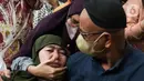 Reaksi keluarga  terdakwa kasus dugaan perintangan penyidikan pada kasus pembunuhan Brigadir Yosua, Irfan Widyanto usai sidang putusan di Pengadilan Negeri Jakarta Selatan, Jumat (24/2/2023).  AKP Irfan Widyanto divonis 10 bulan penjara dan denda sebesar Rp10 Juta oleh Majelis Hakim Pengadilan Negeri Jakarta Selatan. (Liputan6.com/Herman Zakharia)