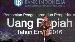 Gubernur BI Agus Martowardojo memberi sambutan dalam peluncuran uang rupiah baru dengan tahun emisi 2016 di Jakarta, Senin (19/12). Sebanyak tujuh uang rupiah kertas dan empat uang rupiah logam diperkenalkan kepada masyarakat. (Liputan6.com/Faizal Fanani)