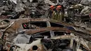 Pasukan keamanan Israel memeriksa kendaraan hangus yang terbakar dalam serangan berdarah lintas perbatasan pada 7 Oktober oleh militan Hamas, di luar kota Netivot, Israel selatan, Rabu (1/11/2023). (AP Photo/Ariel Schalit)