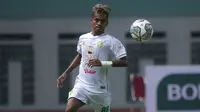 Muhammad Alwi Slamat. Bek kiri berusia 23 tahun yang kini memasuki musim ke-3 bersama Persebaya Surabaya ini juga dapat diandlakn menjadi pemian penghubung. Dari total 23 laga di BRI Liga 1, ia mampu melepaskan 973 kali umpan sukses serta 1 gol dan 2 assist. (Bola.com/Bagaskara Lazuardi)