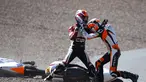 Dua pembalap Moto3, Bryan Schouten dan Scott Deroue terlibat baku hantam, Jerman, Minggu (13/7/14). (REUTERS/Thomas Peter)