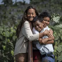 Pevita Pearce berkulit hitam dan berambut pirang di film terbaru, Rumah Merah Putih